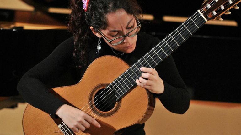 La guitarrista Maria Ribera homenatja el mestre Emili Pujol diumenge al Centre Cultural