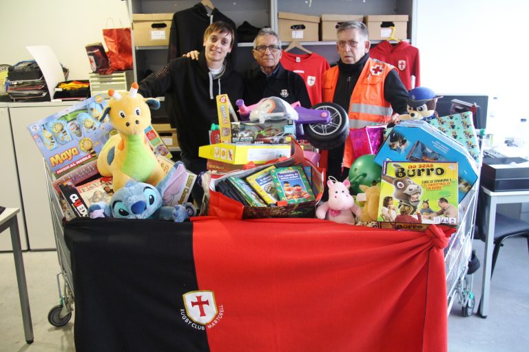 Els Reis distribueixen joguines del Rugby Club a infants de famílies necessitades