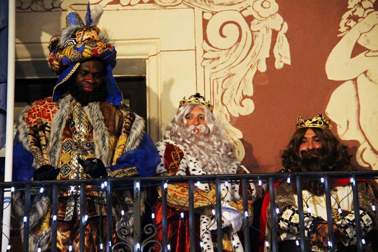 Llum, màgia, color i il·lusió a la Cavalcada que ha recordat la visita de TV3 d’ara fa 10 anys