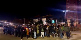 Concentració davant la comissaria de Mossos per demanar la llibertat del martorellenc detingut pel 8N