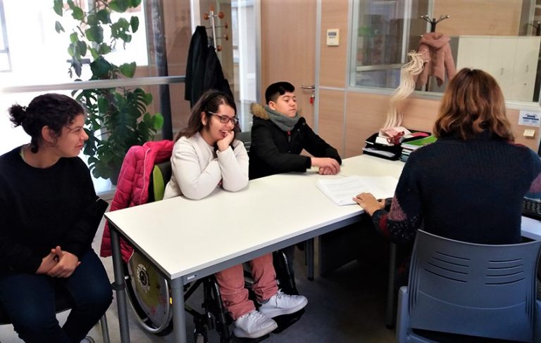 Els alumnes del projecte CUEME constitueixen les cooperatives i treballen els seus logotips