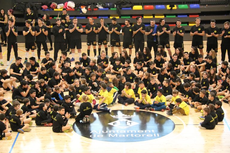 Els més de 25 equips del Club Handbol Martorell, a escena a Can Cases