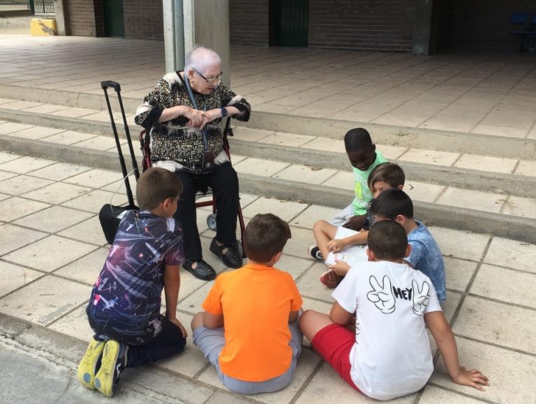 Vídeos d’escolars fent suport a la gent gran culminen el projecte ‘Una carta, una amiga, un amic’