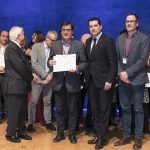 Xavier Fonollosa i Albert Fernández reben el premi de mans del president de la FMC, Xavier Amor