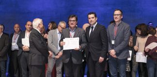 El programa intergeneracional ‘Una carta, una amiga i un amic’ rep el certificat de bona pràctica municipal Xavier Fonollosa i Albert Fernández reben el premi de mans del president de la FMC, Xavier Amor