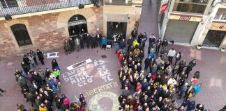 Unes 300 persones es concentren a la plaça de la Vila en suport de la vaga general Concentració Vaga 21F