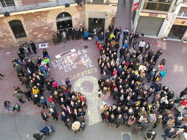 Unes 300 persones es concentren a la plaça de la Vila en suport de la vaga general
