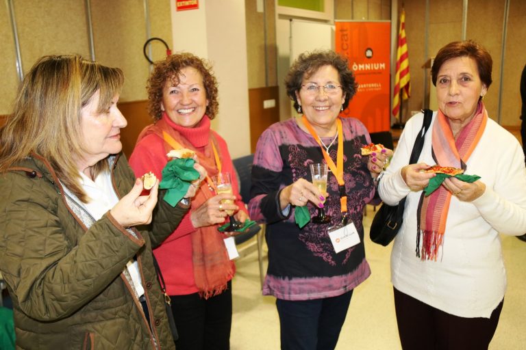 Degustació de plats carnavalescs en la tercera edició del ‘Quedem?’ d’Òmnium Cultural