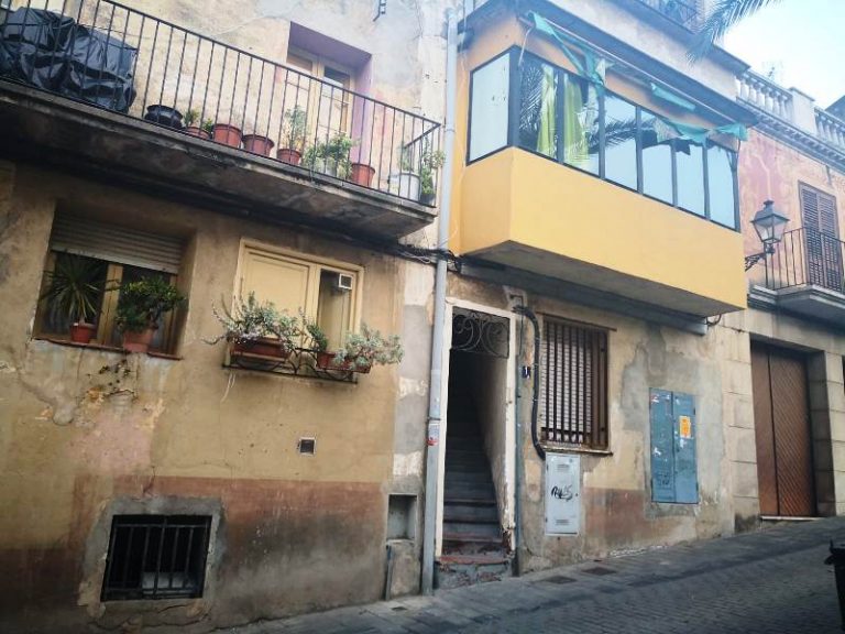 Quatre intoxicats lleus en un incendi en un habitatge del carrer dels Caputxins