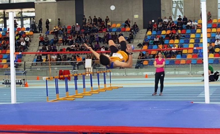 Arnau Miret es penja la medalla de bronze cadet al Campionat de Catalunya en salt d’alçada
