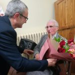 Pere Mas lliura un ram de flors a Matilda Vidal