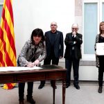 La regidora d'Ensenyament, Núria Canal, signa el Pacte contra la segregació escolar