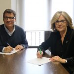 Signatura del conveni entre l'Ajuntament de Martorell i UNICEF. Xavier Fonollosa i Anna Folch