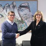Signatura del conveni entre l'Ajuntament de Martorell i UNICEF. Xavier Fonollosa i Anna Folch