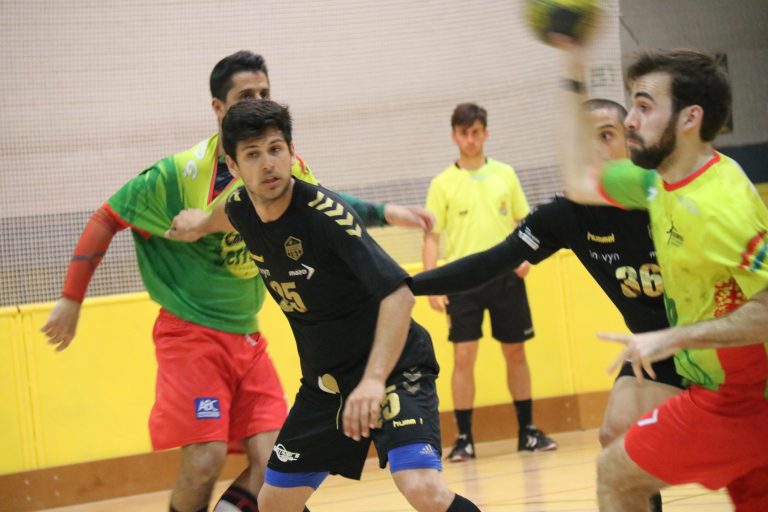 Els sèniors del Club Handbol Martorell prenen nota dels partits del curs vinent