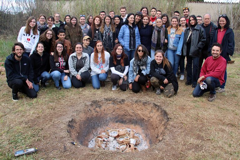 Estudiants d’arqueologia de la UB fan un taller experimental de cocció de ceràmica a Santa Margarida