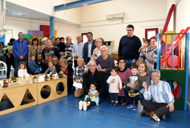 Clou l’Escoleta dels avis i àvies, un programa que facilita i posa en valor la cura dels néts
