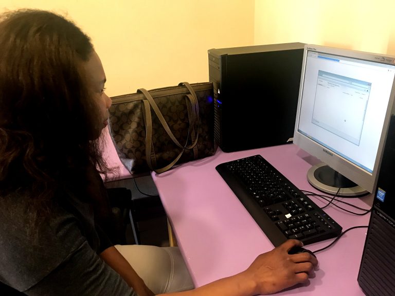 Càritas forma alumnes en noves tecnologies per a la recerca de feina