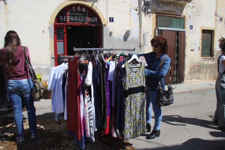 El barri de Can Bros celebra el primer Mercat de Segona Mà, Artesania i Col·leccionisme