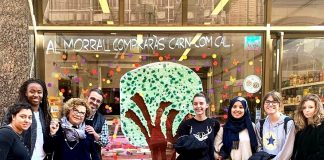 Els alumnes del Joan Oró fan pràctiques d’aparadorisme a les botigues de Fem Vila Cal Morral