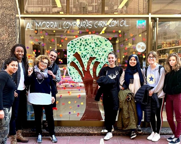 Els alumnes del Joan Oró fan pràctiques d’aparadorisme a les botigues de Fem Vila