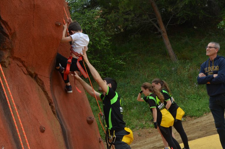 El rocòdrom del CE Torrent de Llops acull 400 persones en la seva posada en marxa