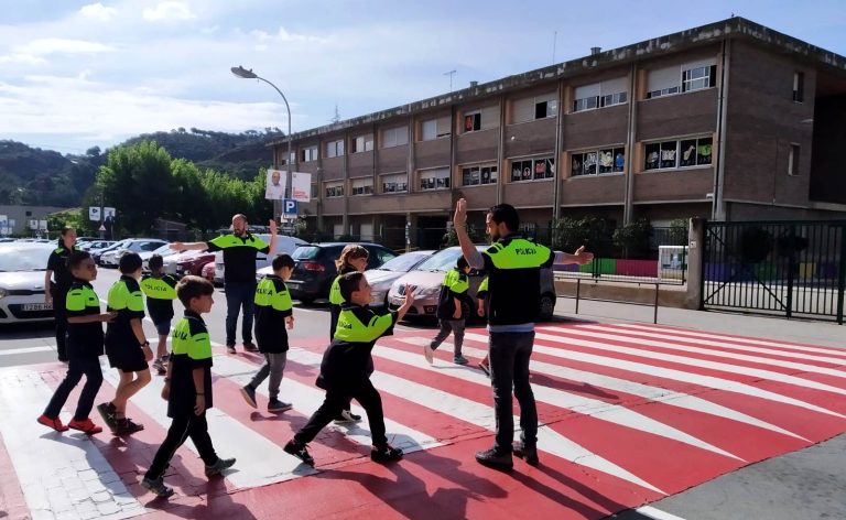 La Policia Local forma infants i joves en mobilitat segura al carrer, al transport públic i al privat