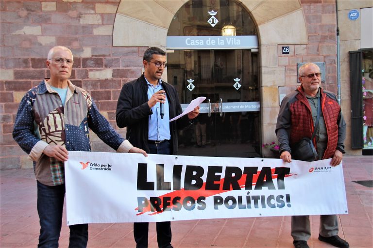 Concentració davant l’Ajuntament coincidint amb el final del judici del procés