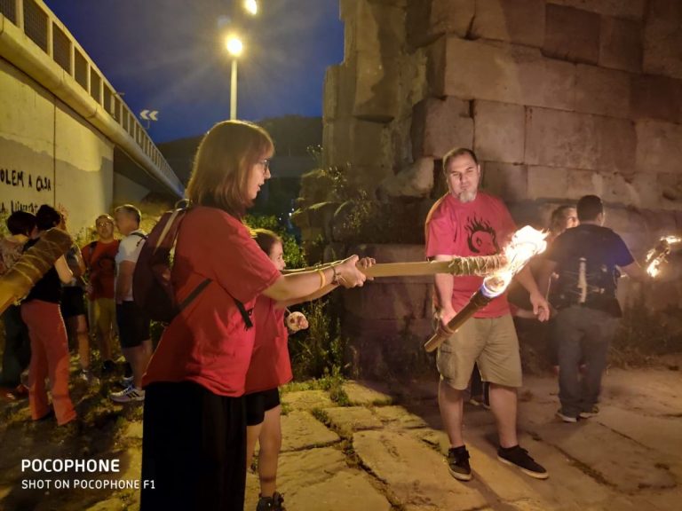 El foc i la germanor marquen les festes del barri del Pont del Diable