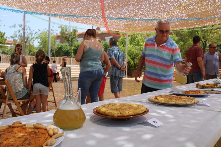 Les festes de Can Cases apleguen una munió de veïns a la plaça de Santa Maria