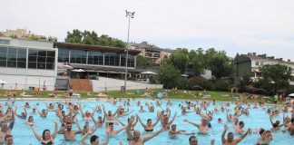 Centenars de persones es mullen per l’esclerosi múltiple a les piscines martorellenques