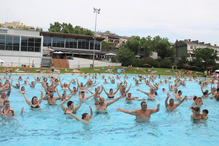 Centenars de persones es mullen per l’esclerosi múltiple a les piscines martorellenques