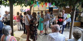 Punt i final als ‘Concerts al Pati’ de l’Esplai La Vila, que han reunit més de 200 persones Cloenda dels'Concerts al Pati' a l'Esplai La Vila