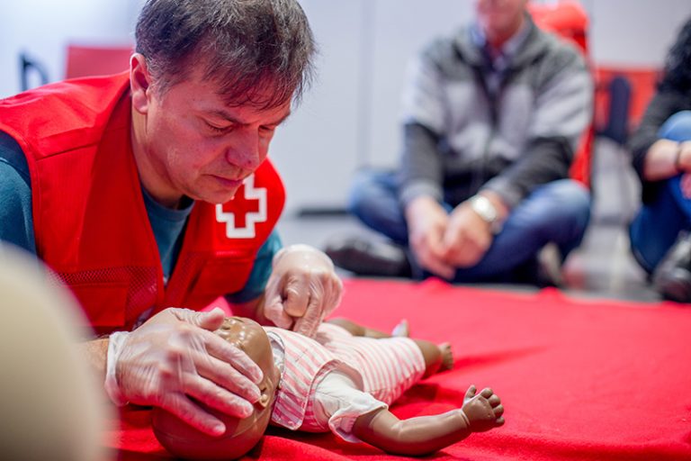 Creu Roja organitza dissabte un curs de primers auxilis en nadons i infants