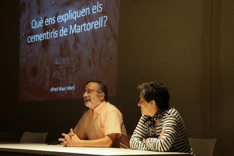 ‘Què ens expliquen els ossos i els cementiris?’ evidencia la necessitat d’investigar per recuperar informació històrica