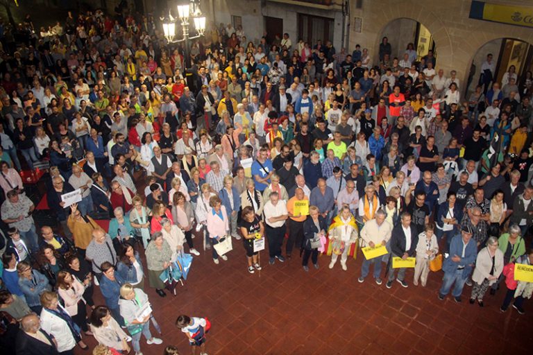 Mig miler de persones a la plaça de la Vila contra la sentència del Suprem a l’1-O