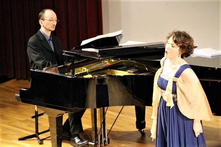 Doble estrena de la martorellenca Anna Tobella amb ‘La Cenerentola’ i ‘Hansel i Gretel’