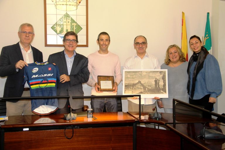 Reconeixement al ciclista Israel Núñez, guanyador del Campionat del Món de Policies i Bombers en BTT
