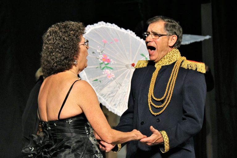 Glamur, diversió i nostàlgia a l’espectacle ‘Burlesque’ de la companyia El Naufragi