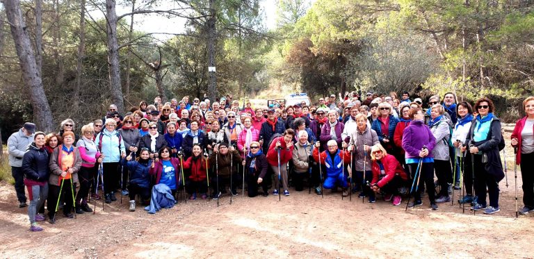 Prop de 200 persones fan marxa nòrdica per l’entorn natural de Martorell dins el cicle ‘Passejades per a la gent gran’