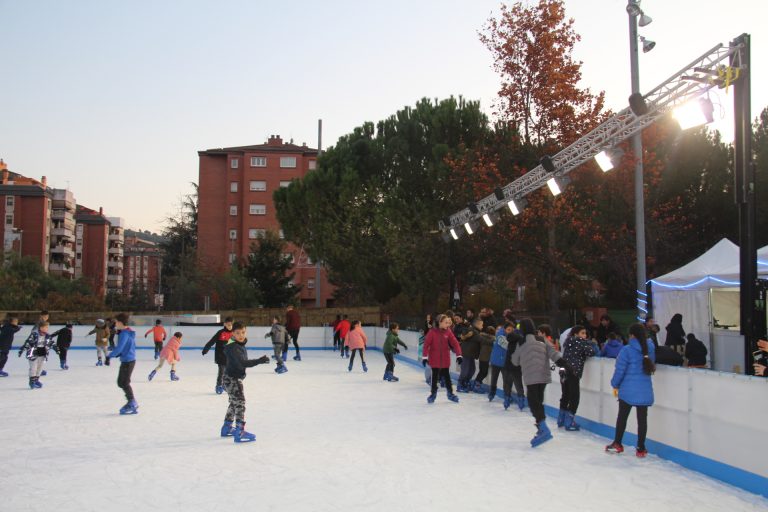 Els comerciants obsequien els clients amb descomptes per patinar a la pista de gel