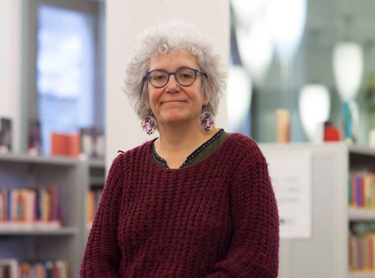 La martorellenca Llum Saumell publica un recull d’anècdotes divertides de llibreries i biblioteques