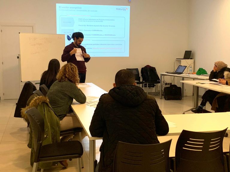 Serveis Socials i la Fundació Naturgy expliquen a famílies vulnerables com reduir la factura energètica