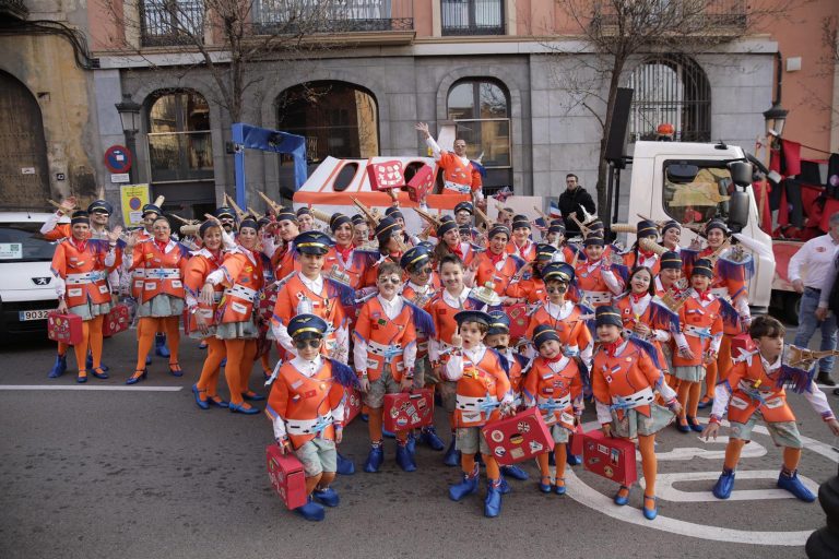 Una disfressa sobre els grans viatges arreu del món guanya el primer premi del Carnaval
