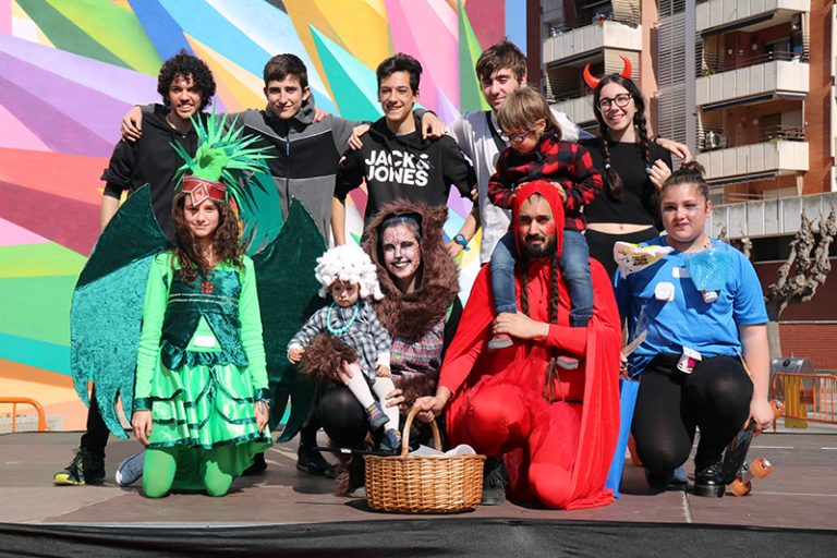 El Carnaval de l’Esplai Guspira aplega més de 300 persones a la plaça de les Cultures