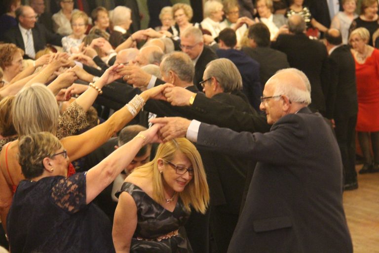 El Ball de La Quadrilla es renova per tancar la Festa del Soci del Progrés amb unes 200 parelles
