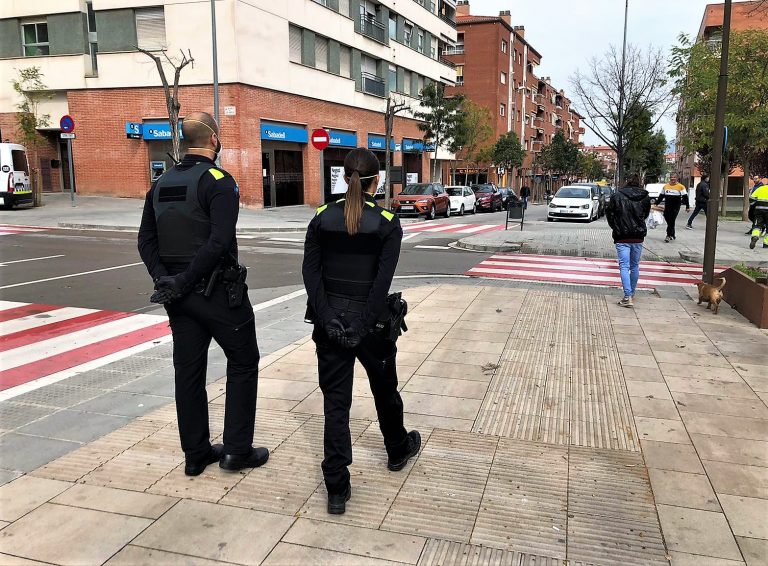 La Policia Local patrulla, informa i vetlla pel compliment del confinament