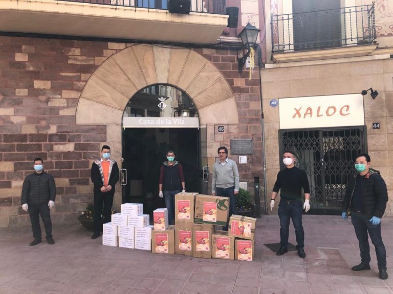 La comunitat xinesa de Martorell fa una donació de material sanitari per fer front al coronavirus