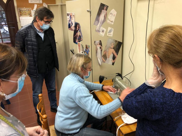 La xarxa per autoproduir mascaretes sanitàries comença a rodar amb un centenar de voluntaris