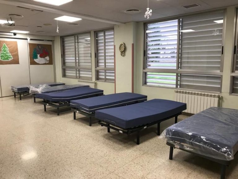 La Brigada Municipal instal·la els primer llits a l’hospital de campanya del Sagrat Cor